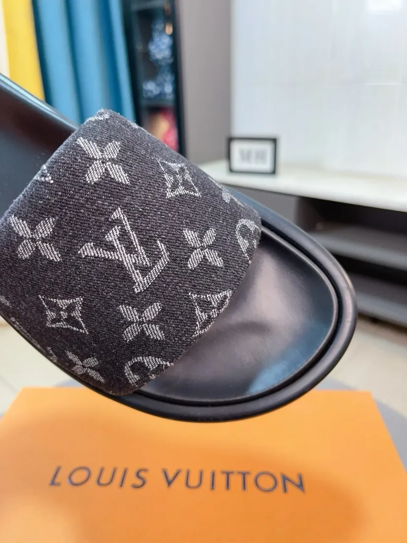 Ex-factory price 360🌹🌹 (lv-Louis Vuitton) New men's slippers, high-end boutique, exquisite embossed logo decoration on the upper, fine workmanship, super soft soles, casual, loose and comfortable, a must-have in summer! \nsize：38-44